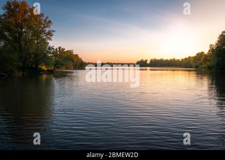 La plaine d'inondation près de la rivière pluie 'l'IJssel' dans la province d'Overijssel près du village de Wijhe Banque D'Images