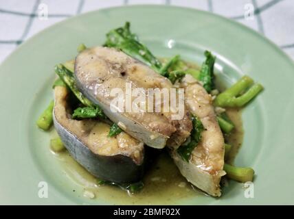 Cuisine et nourriture thaïlandaises, filet de poisson pangasius frit ou poisson-chat rayé avec chou chinois. Banque D'Images