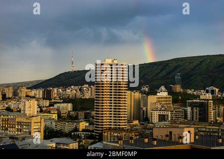 Après la pluie, Rainbow au-dessus du centre-ville de Tbilissi, capitale de la Géorgie, Caucase Banque D'Images