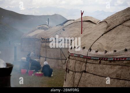 Établissement traditionnel nomade en Asie centrale. Tapis de feutre yourts. Cuisiner. Banque D'Images