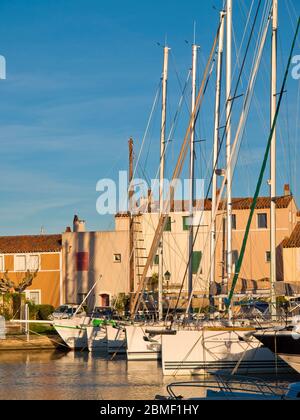 Yachts à Port Grimaud près de Saint-Tropez, Côte d'Azur, Provence, France Banque D'Images
