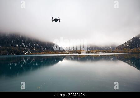 Drone drone copter volant à Foggy Mountain Lake dans le temps d'automne Banque D'Images