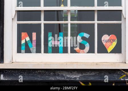 NHS merci, amour coeur signe dans la fenêtre de la maison à Southend sur la mer, Essex, Royaume-Uni. Merci message de remerciement du Service national de santé. Propriété Banque D'Images