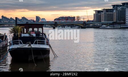 Londres, Angleterre, Royaume-Uni - 14 mars 2013 : un train de voyageurs terrestre de Londres traverse la Tamise sur le pont du chemin de fer Battersea à Imperial Wharf i Banque D'Images