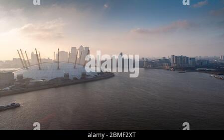 Londres, Angleterre, Royaume-Uni - 17 février 2013 : le Millennium Dome O2 Arena et les gratte-ciels du quartier des affaires de Canary Wharf dominent la ligne d'horizon de Th Banque D'Images