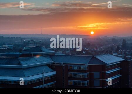 Londres, Angleterre, Royaume-Uni - 8 février 2013 : le soleil se lève au-dessus de l'hôpital St George et du logement de banlieue de Tooting dans le sud de Londres. Banque D'Images