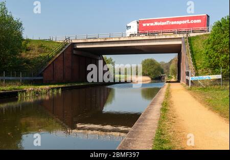 Newbury, Angleterre, Royaume-Uni - 22 avril 2011 : un camion traverse le canal de Kennett et Avon à l'écluse de Higg sur le viaduc de la voie de contournement de Newbury A34. Banque D'Images