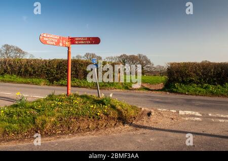 Un panneau d'orientation traditionnel de la borne de repos se trouve à la jonction de deux ruelles étroites dans le Dorset rural. Banque D'Images