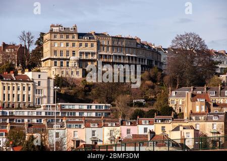 Bristol, Angleterre, Royaume-Uni - 10 mars 2007 : les maisons de ville géorgiennes et victoriennes couvrent la colline abrupte de Clifton Vale et du quartier de Clifton et de Hotwells Banque D'Images