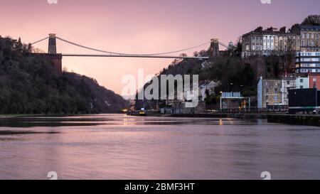 Bristol, Angleterre, Royaume-Uni - 8 mars 2020 : le coucher du soleil émet une lueur rose sur le pont suspendu Clifton à Bristol. Banque D'Images
