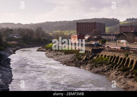 Bristol, Angleterre, Royaume-Uni - 8 mars 2020 : Cumberland Road le Chocolate Path est fermé après s'être effondré dans la rivière Avon New Cut à Bristol. Banque D'Images