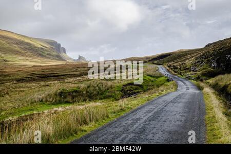 Une route de campagne à voie unique à travers la lande de montagne vents humides à la péninsule de Trotternish Quiraing sur de l'île de Skye dans les West Highlands de l'al. Banque D'Images