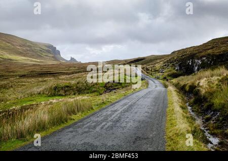 Une route de campagne à voie unique à travers la lande de montagne vents humides à la péninsule de Trotternish Quiraing sur de l'île de Skye dans les West Highlands de l'al. Banque D'Images