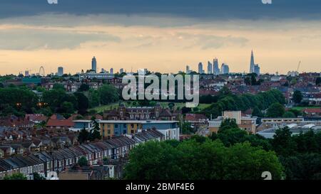 Londres, Angleterre, Royaume-Uni - 24 juin 2013 : les gratte-ciels de la City de Londres s'élèvent sur la ligne d'horizon éloignée derrière les rues de banlieue de Tooting dans South Lon Banque D'Images