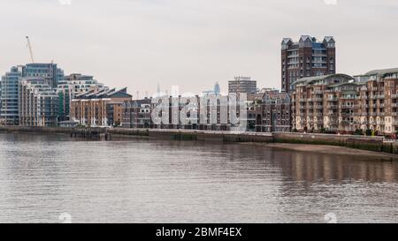 Londres, Angleterre, Royaume-Uni - 18 juin 2013 : le bâtiment d'appartements de la Tour du Commerce postmoderne s'élève sur des bâtiments de moyenne hauteur du domaine de Plantation Wharf des années 1980 Banque D'Images