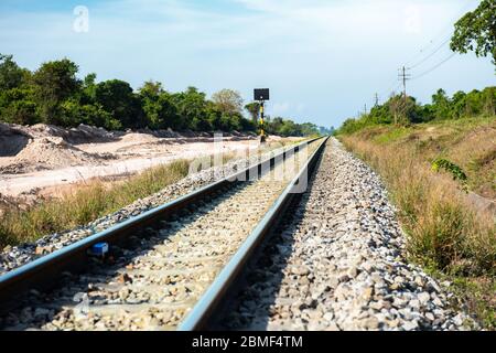 Rails de chemin de fer de s'étirer dans la distance Banque D'Images