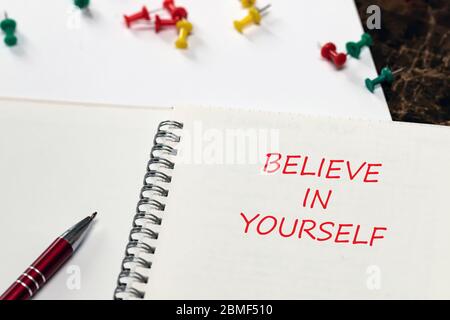Phrase de citation motivante croyez en vous. Le concept de succès. Banque D'Images