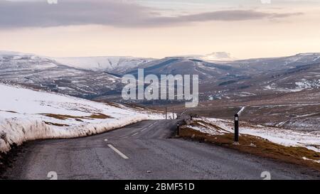 La montagne Ingleborough et d'autres collines enneigées s'élèvent au-dessus des vallées de Widdale et de Wensleydale sous la route de Butterbeans Pass dans le Yorkshire Dal d'Angleterre Banque D'Images