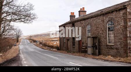 Hawes, Angleterre, Royaume-Uni - 31 mars 2013 : un cottage traditionnel en pierre est abandonné et abandonné à côté de la route B6255 au-dessus de Hawes dans le Yorkshire Dale Banque D'Images