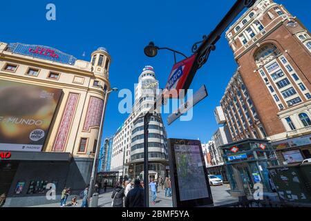 Vue sur les grands bâtiments et panneau de métro de Plaza del Callao, Madrid, Espagne, Europe Banque D'Images