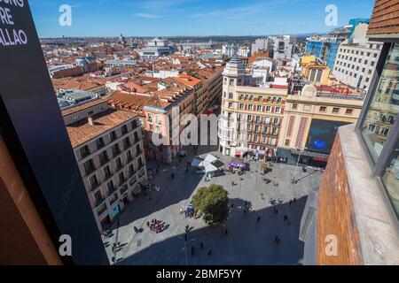 Vue en hauteur depuis le grand bâtiment donnant sur la Plaza del Callao et la Gran via, Madrid, Espagne, Europe Banque D'Images