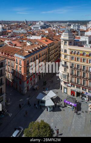 Vue en hauteur depuis le grand bâtiment donnant sur la Plaza del Callao et la Gran via, Madrid, Espagne, Europe Banque D'Images