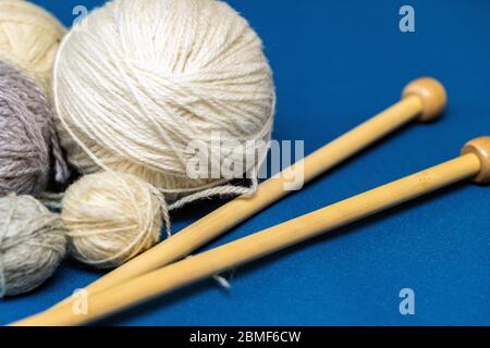 Balles de laine pour tricoter sur fond bleu. Espace de copie pour votre conception. Banque D'Images