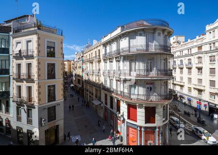 Vue sur l'architecture sur et autour de Calle Mayor et Calle Posas, Madrid, Espagne, Europe Banque D'Images