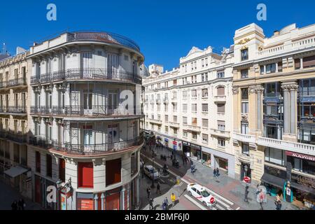 Vue sur l'architecture sur et autour de Calle Mayor et Calle Posas, Madrid, Espagne, Europe Banque D'Images