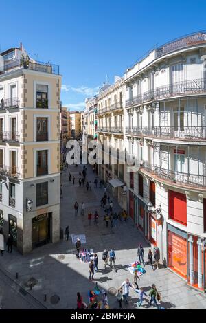 Vue sur l'architecture sur et autour de Calle Mayor et Calle Posas, Madrid, Espagne, Europe Banque D'Images