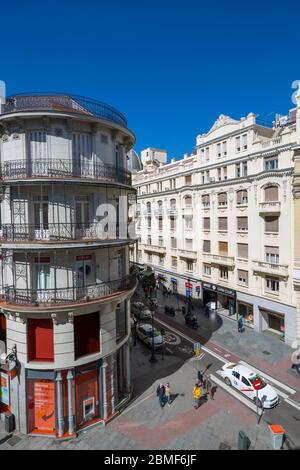 Vue sur l'architecture sur et autour de Calle Mayor et Calle Posas, Madrid, Espagne, Europe Banque D'Images