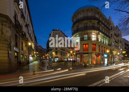 Vue sur l'architecture sur et autour de Calle Mayor et Calle Posas au crépuscule, Madrid, Espagne, Europe Banque D'Images