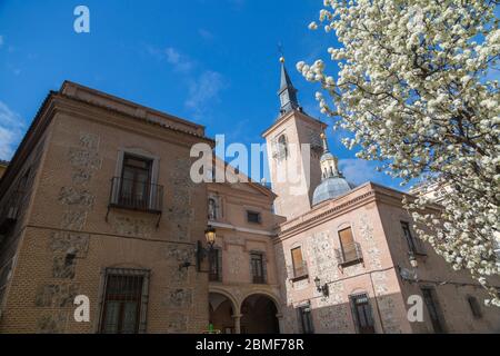 Vue de l'église de San Ginés sur la Calle del Arenal au printemps, Madrid, Espagne, Europe Banque D'Images