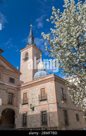 Vue de l'église de San Ginés sur la Calle del Arenal au printemps, Madrid, Espagne, Europe Banque D'Images