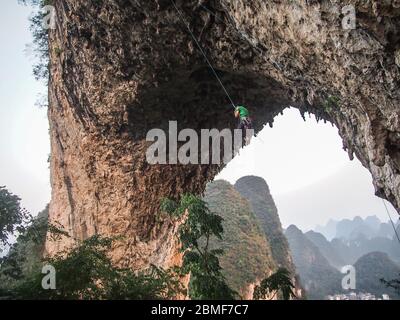 Escalade à Moon Hill, Guangxi, Chine Banque D'Images
