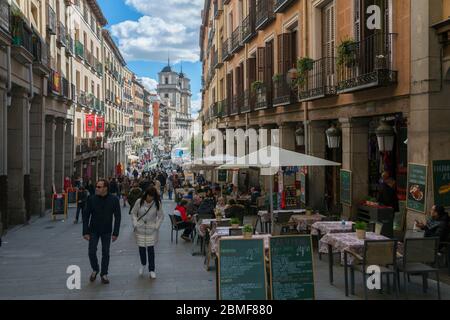 Avis de restaurants en plein air sur la Calle de Toledo de la Calle Mayor, Madrid, Spain, Europe Banque D'Images