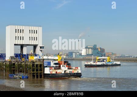 Woolwich Free Ferry et la raffinerie de sucre Tate & Lyle à Silvertown, Thames River, est de Londres, Royaume-Uni Banque D'Images