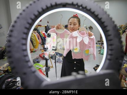 Linyi, province chinoise de Shandong. 8 mai 2020. Un hôte en direct vend des vêtements pour enfants dans un incubateur d'affaires de commerce électronique dans le district de Lanshan de Linyi, dans la province de Shandong, en Chine orientale, le 8 mai 2020. Crédit : fan Changguo/Xinhua/Alay Live News Banque D'Images