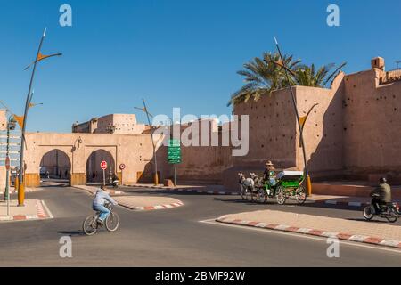 Vue de Bab er Robb par la porte d'entrée de la ville, Marrakech (Marrakech), Maroc, Afrique du Nord, Afrique Banque D'Images