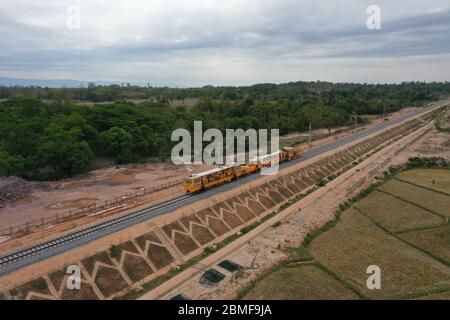 Vientiane. 9 mai 2020. La photo aérienne prise le 24 avril 2020 montre un train d'ingénierie qui fonctionne sur le chemin de fer Chine-Laos, à la périphérie de Vientiane, capitale du Laos. POUR ALLER AVEC "Feature: Les ingénieurs brave pandémie, le rythme de la construction ferroviaire Chine-Laos" Credit: Xinhua/Alay Live News Banque D'Images