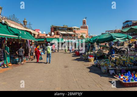 Divers stands sur la place Jemaa el Fna (Djemaa el Fnaa), site du patrimoine mondial de l'UNESCO pendant la journée, Marrakech, Maroc, Afrique du Nord, Afrique Banque D'Images