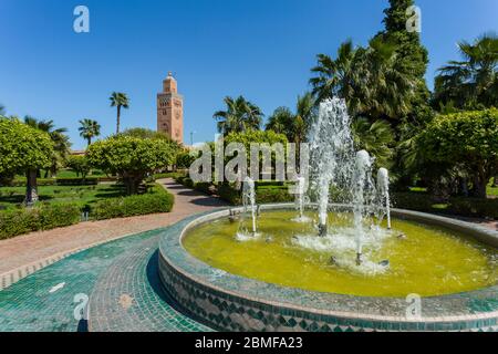 Vue sur Koutoubia et de fontaine dans le parc Lalla Hasna en journée, Marrakech, Maroc, Afrique du Nord, Afrique Banque D'Images