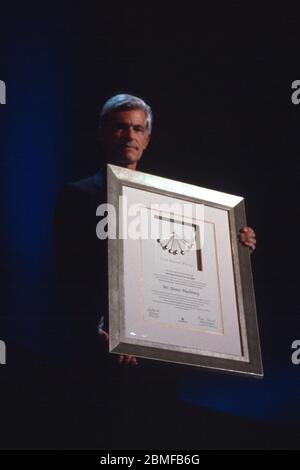 Israël, tel Aviv le 18 mai 2003. Le photographe américain James Nachtwey détient un certificat encadré de son prix Dan David d'un million de dollars US pour le thème « aujourd'hui presse et médias électroniques » reçu par la Fondation Dan David et l'Université de tel Aviv lors d'une cérémonie de présentation à l'Université de tel Aviv, en Israël. Banque D'Images