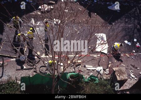 Israël, Jérusalem, 29 janvier 2004. Les membres de l'équipe d'identification des victimes de catastrophes de Zaka, dans des procès judiciaires, rassemblent des parties du corps et du sang renversé pour un enterrement approprié, tandis qu'ils pigent à travers les débris de l'épave d'un autobus Eged n° 19, visé par un kamikaze palestinien qui s'est fait exploser en tuant 11 personnes et en blessant plus de 50 Les gens dans le quartier de Rehavia ouest de Jérusalem Israël Banque D'Images