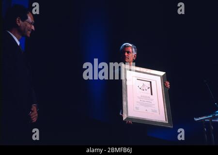Israël, tel Aviv le 18 mai 2003. Le photographe américain James Nachtwey détient un certificat encadré de son prix Dan David d'un million de dollars US pour le thème « aujourd'hui presse et médias électroniques » reçu par la Fondation Dan David et l'Université de tel Aviv lors d'une cérémonie de présentation à l'Université de tel Aviv, en Israël. Banque D'Images