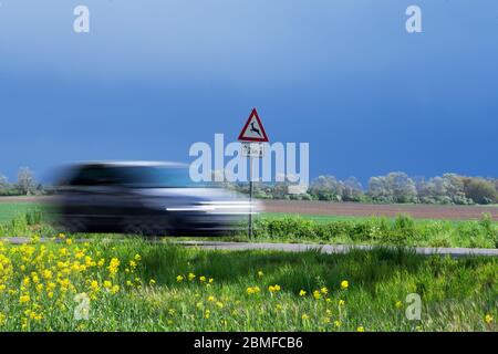 05 mai 2020, Brandebourg, Mühlenberge/Haage: Une voiture se trouve sur l'autoroute B5, devant un ciel sombre, après un panneau indiquant deux kilomètres de cartes de jeux possibles. Photo: Soeren Stache/dpa-Zentralbild/ZB Banque D'Images