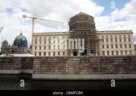 Berlin, Allemagne. 05e mai 2020. Le chantier de construction autour du Humboldt-Forum dans le quartier de Mitte. Sur la gauche, la cathédrale de Berlin. Crédit : Wolfgang Kumm/dpa/ZB/dpa/Alay Live News Banque D'Images