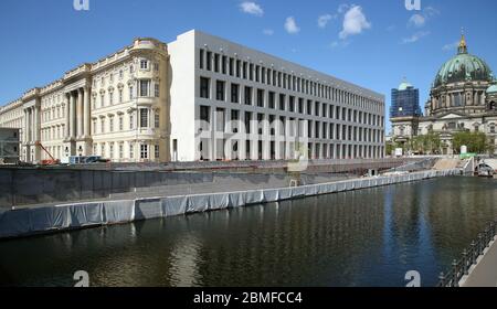 Berlin, Allemagne. 06e mai 2020. Le chantier de construction autour du Humboldt-Forum dans le quartier de Mitte. Sur la droite, la cathédrale de Berlin. Crédit : Wolfgang Kumm/dpa/ZB/dpa/Alay Live News Banque D'Images