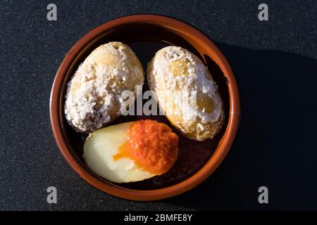 Sauce à l'ail rouge et verte pour les pommes de terre des canaries Banque D'Images