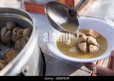 bakso. cuisine indonésienne célèbre meatball de rue avec soupe et nouilles Banque D'Images